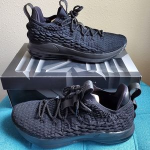 LEBRON XV LOW NIKE - men's shoe - black